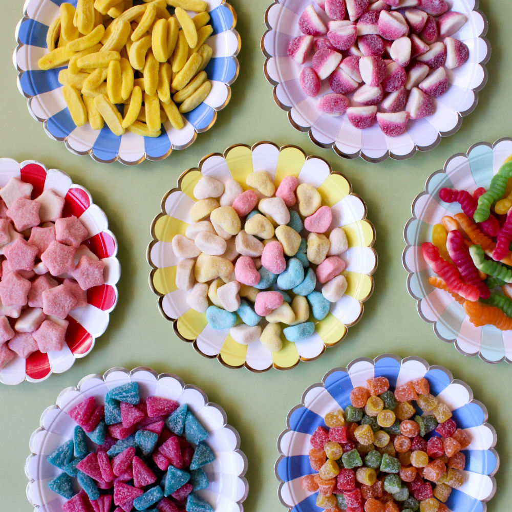 Table De Bonbons Pour La Fête D'anniversaire Des Enfants En Turquoise Et  Violet Un Sentiment De Joie De Fête De Beaux Bonbons