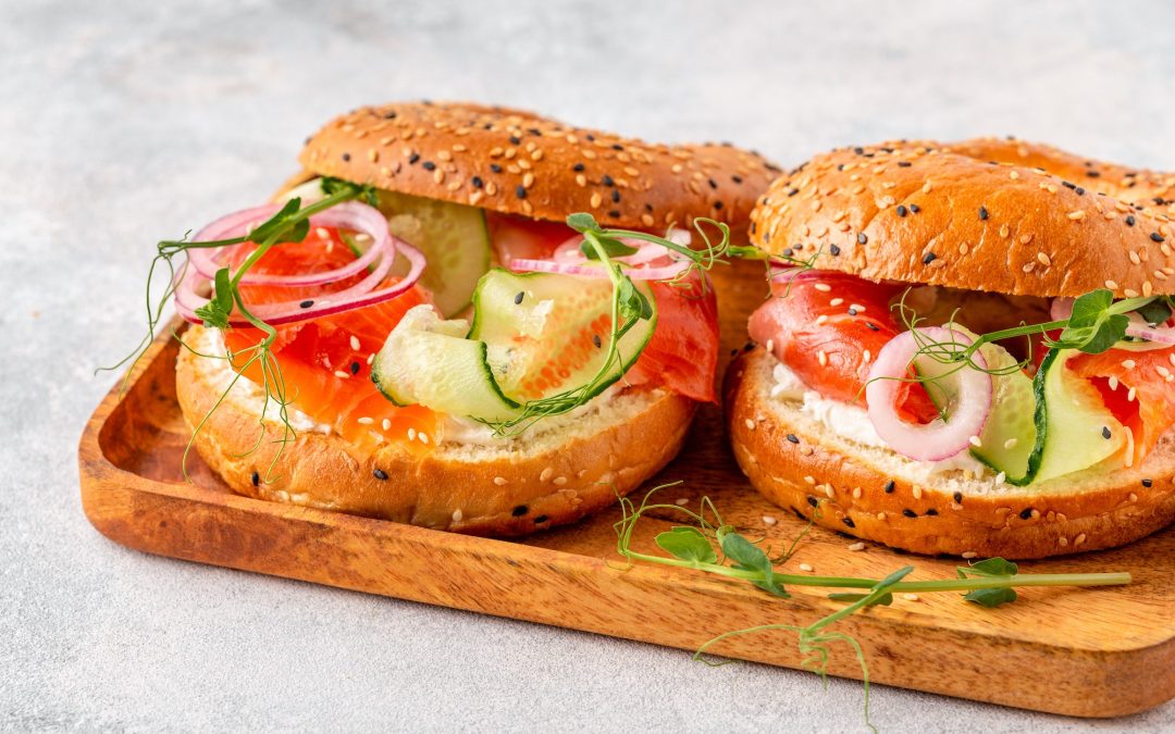 Bagel fait maison aux épinards, fromage à la crème et saumon fumé