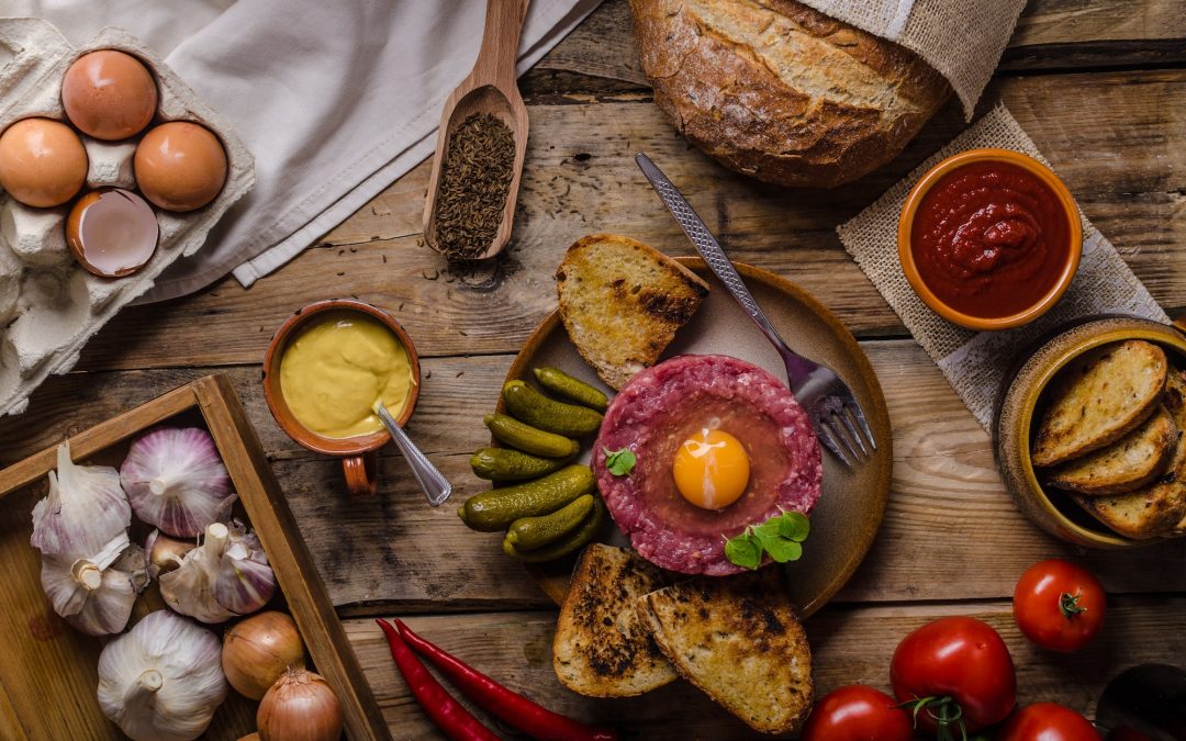 Tartare de boeuf aux câpres et aux échalotes