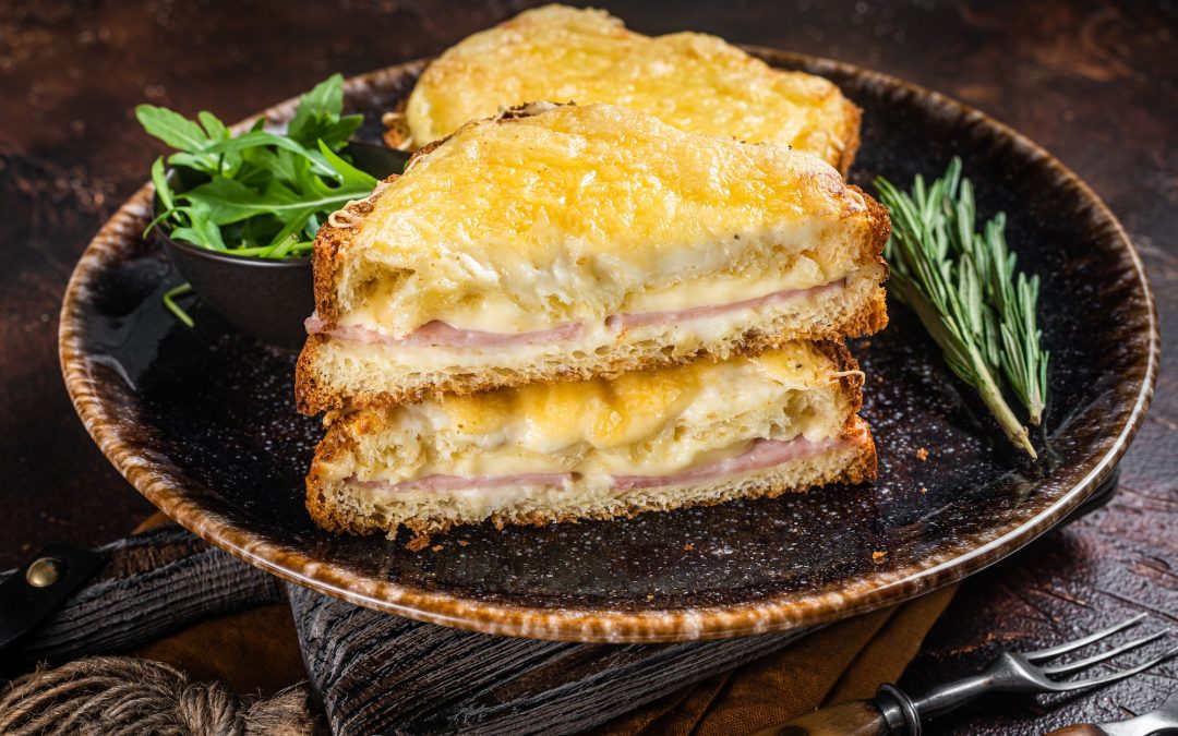 Croque-monsieur au fromage de chèvre, figues et miel