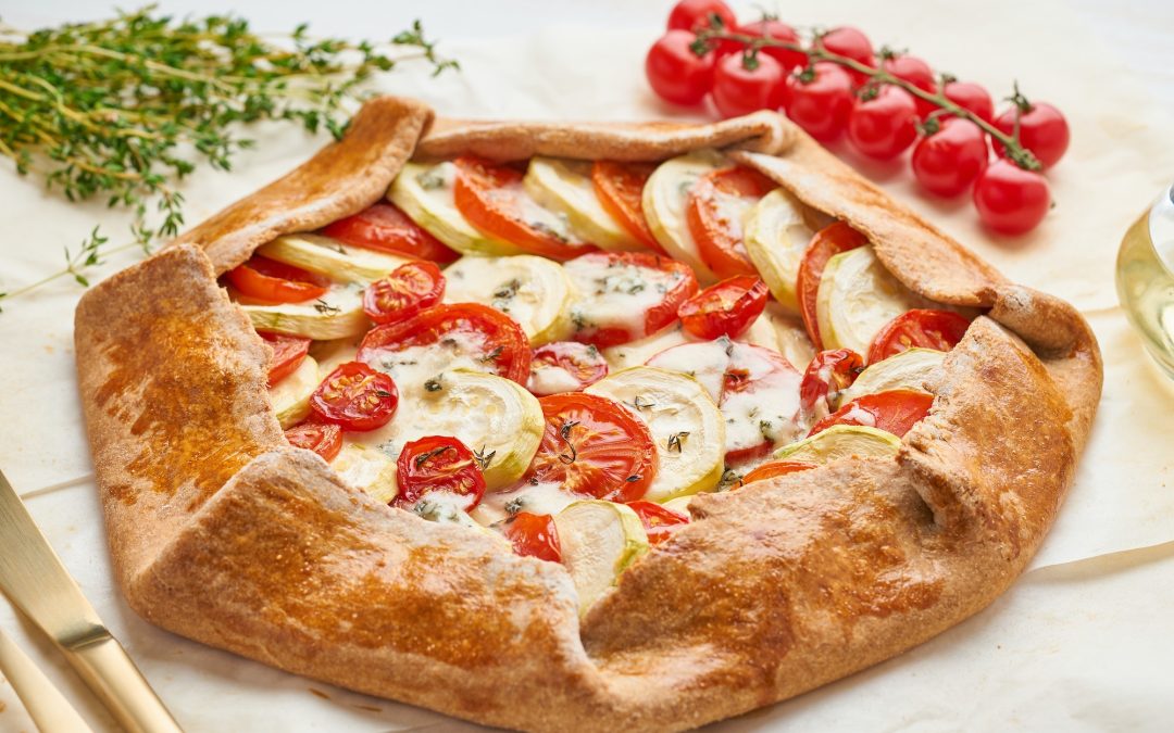 Tarte à la tomate, à la mozzarella et au pesto de basilic