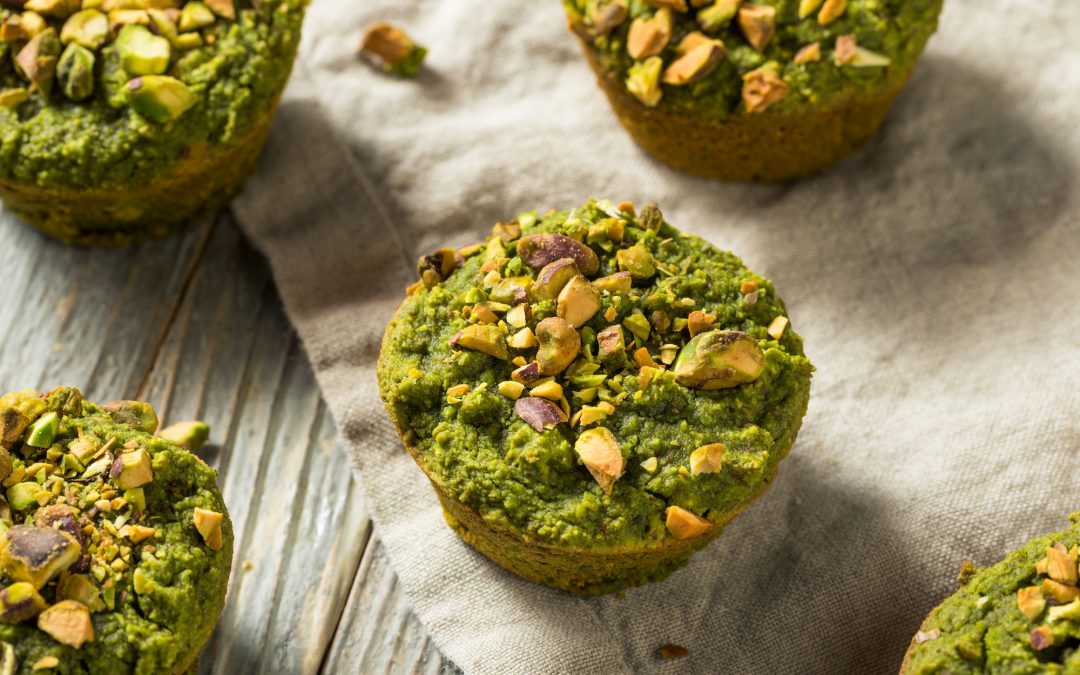 Muffins au thé matcha avec une crème à la framboise