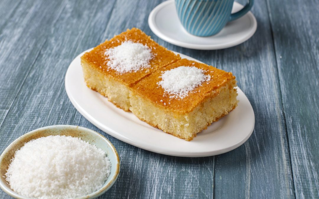 Gâteau de semoule au lait et à la pistache.