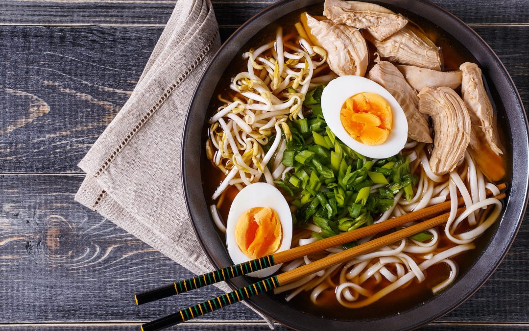 Soupe ramen d’inspiration japonaise au poulet et aux crevettes