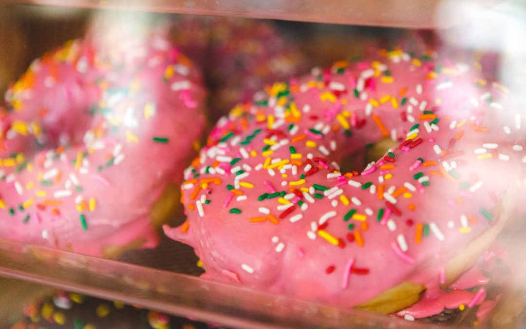 Donuts glacés à la fraise et au basilique