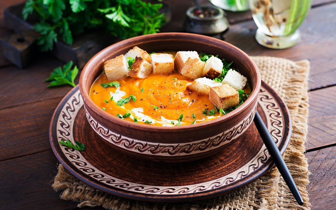 Soupe à la tomate, aux lentilles et aux carottes avec du thé vert matcha