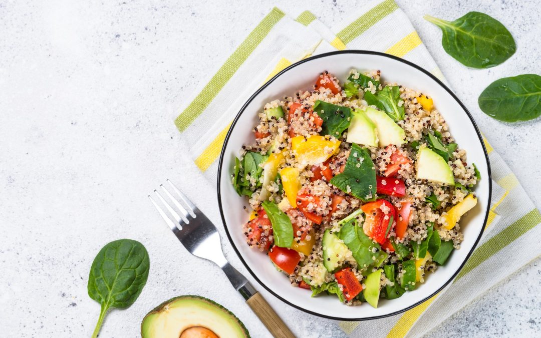 Salade de quinoa à la mangue et au poulet grillé