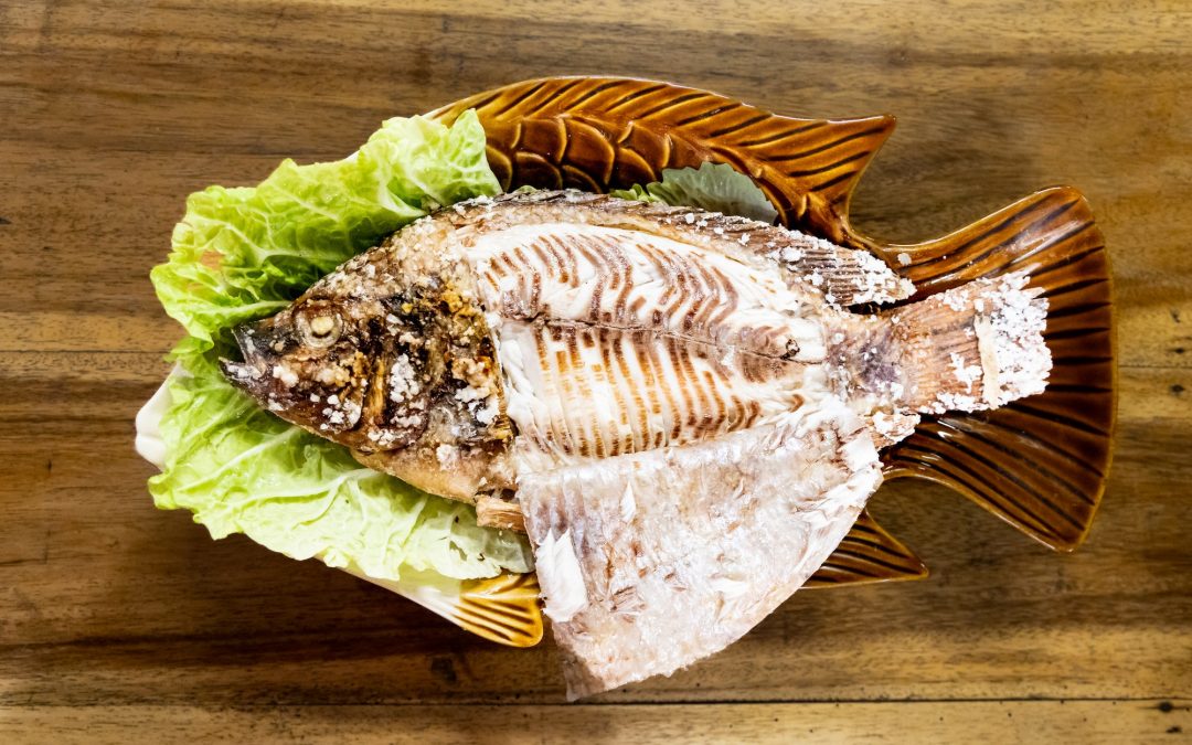 Poisson en croûte de sel et herbes fraiches