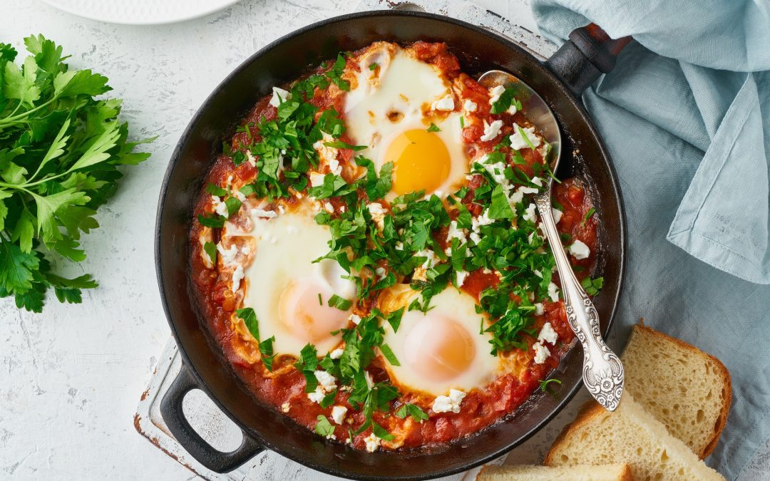 Petit-déjeuner shakshuka avec poivrons farcis au riz et aux olives